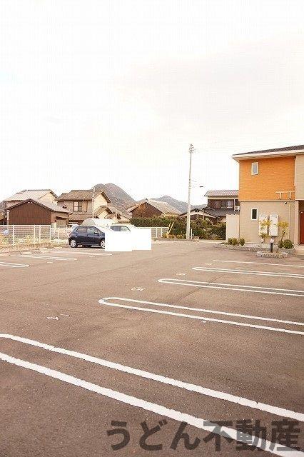 駐車場　うどん県のお部屋探しはうどん不動産へ うどんちゃんとLINE
