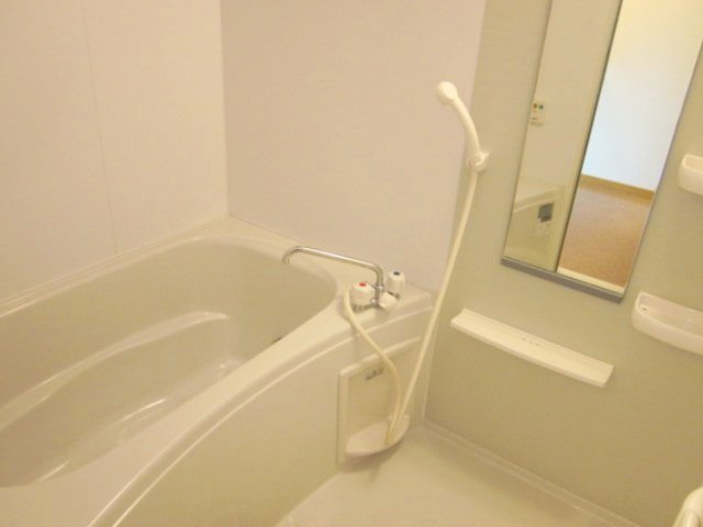 バス・シャワールーム　コンパクトで使いやすいお風呂です