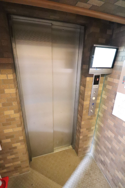 その他　モニター付きエレベーター
