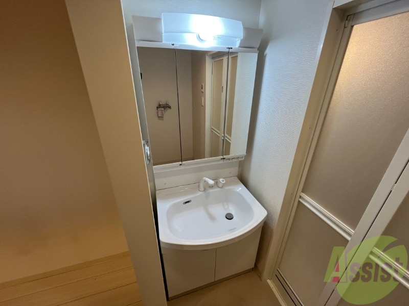 洗面設備　独立洗面台です。大きくてよいですね。シャンプーもできます！
