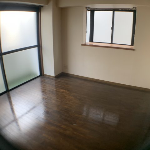 居室・リビング　出窓もついて明るいお部屋です。