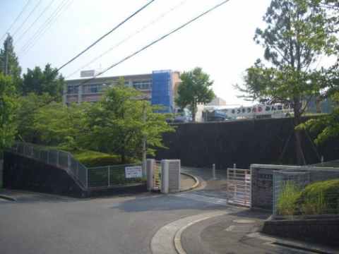 中学校　大津市立仰木中学校（中学校）まで1900m