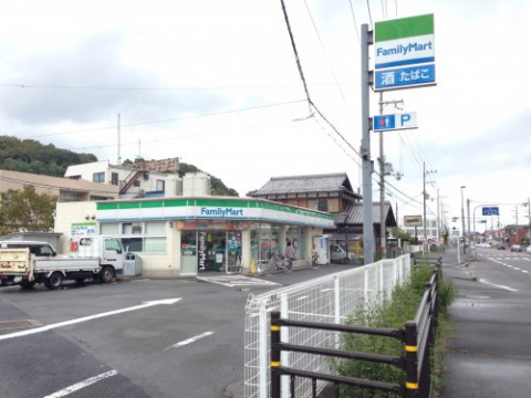 コンビニ　ファミリーマート　大津雄琴駅前店（コンビニ）まで300m