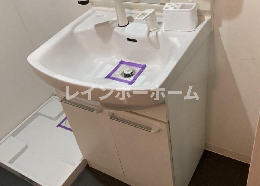 洗面設備　明るい洗面所です