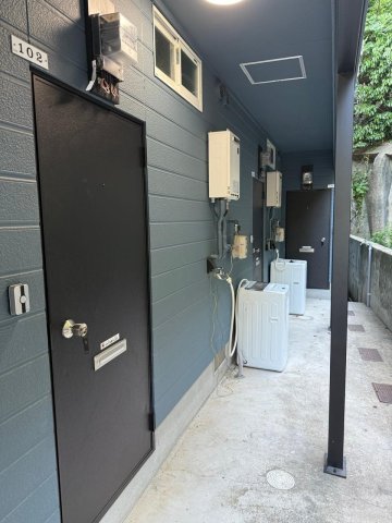 その他共有部分　自然光差し込む明るい廊下です