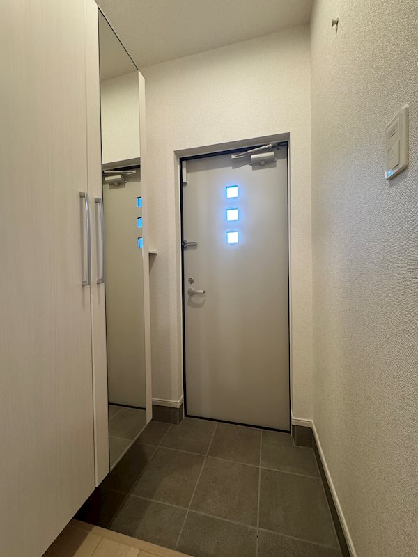 玄関　※別号室の写真です。