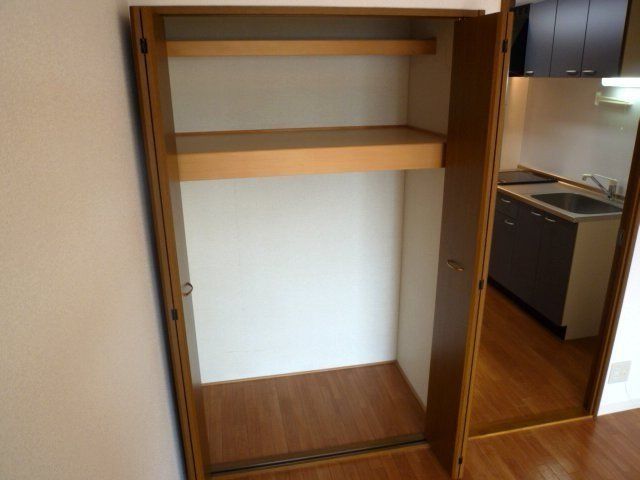 収納　洋室に大きなクローゼットが付いています。