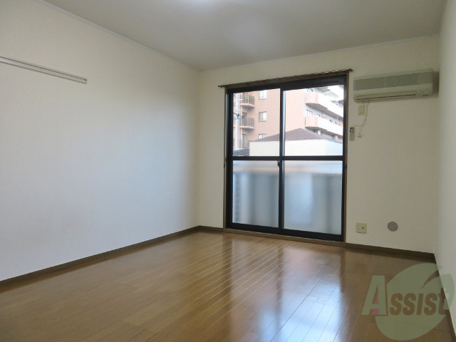 居室・リビング　８．３帖のフローリングのお部屋は広めの一人暮らしにぴったり