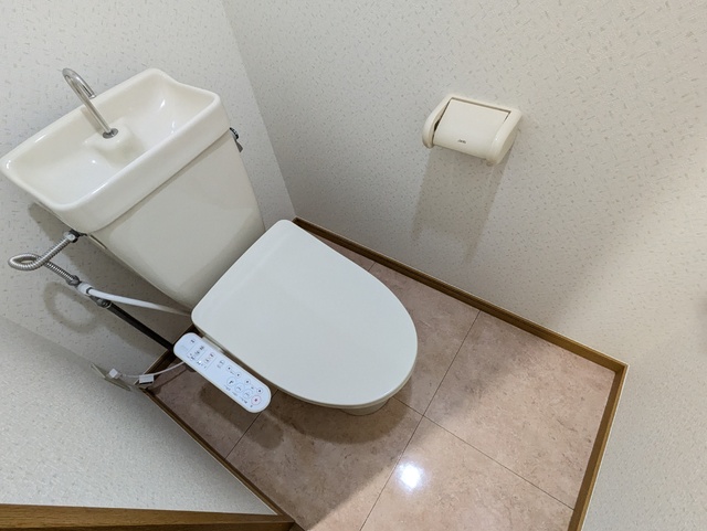 トイレ　★★トイレは嬉しい洗浄機能付き便座です♪★★