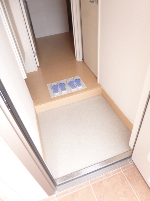 玄関　※反転タイプのお部屋の写真です