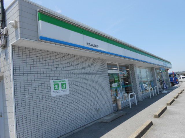 コンビニ　ファミリーマート様（コンビニ）まで1400m