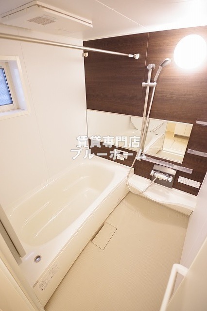 バス・シャワールーム　小窓付で換気がしやすい！