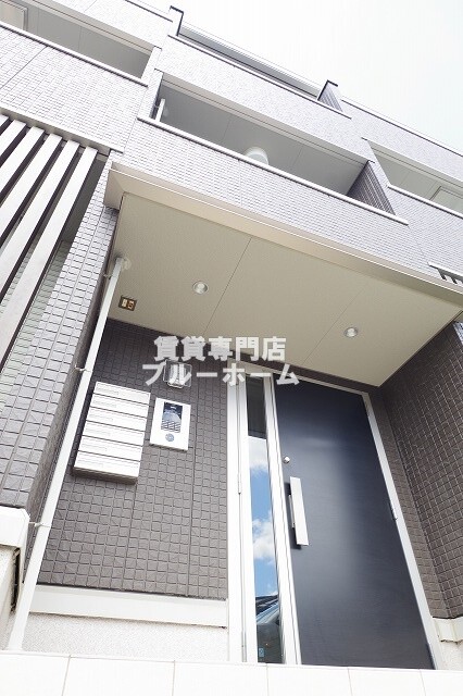 建物外観　軽量鉄骨造3階建ての物件！