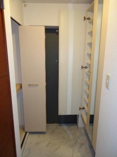 玄関　類似物件の写真を使用しています。現況と異なる場合があります。
