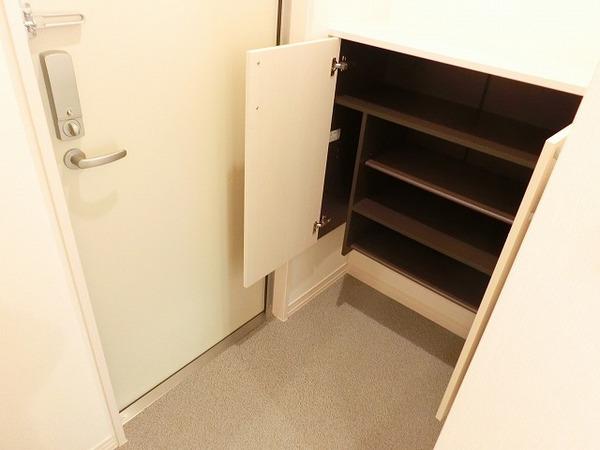 玄関　下駄箱有り！