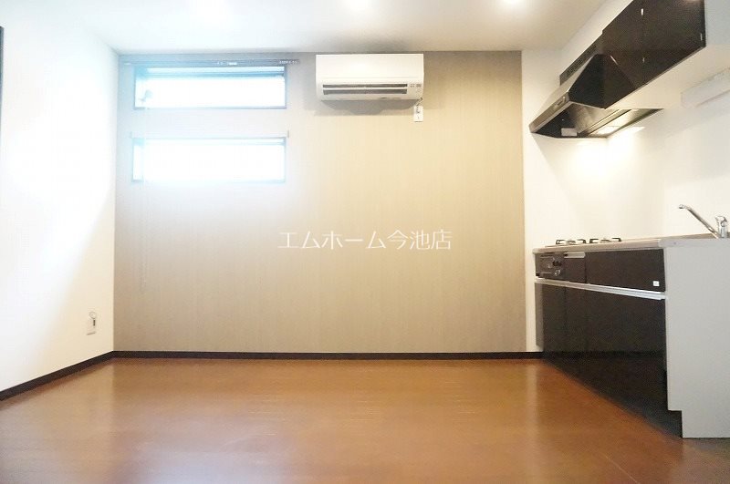 居室・リビング　LDK9.0帖　エアコン付　換気良好　システムキッチン