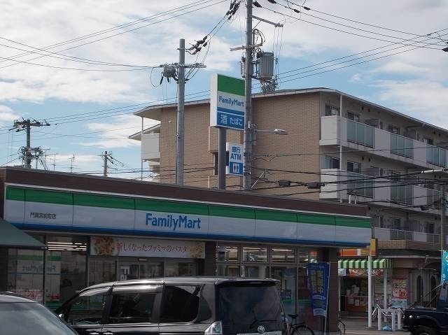 コンビニ　ファミリーマート様（コンビニ）まで300m