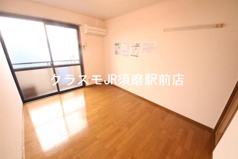 居室・リビング　内装は落ち着いた色合いで、くつろげる空間になりそうですね。