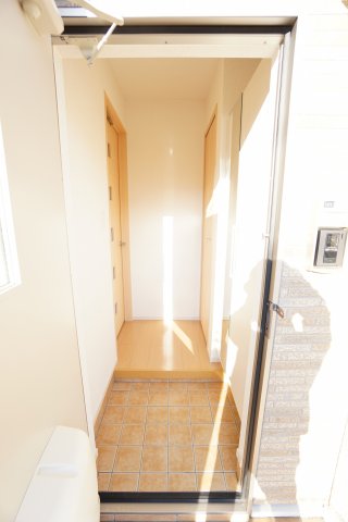 玄関　※同物件、同タイプの写真です。