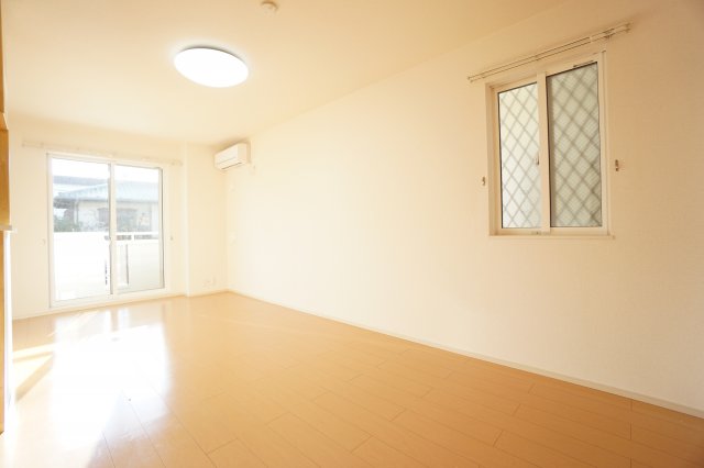 居室・リビング　※同物件、角部屋の写真です。出窓はございません。