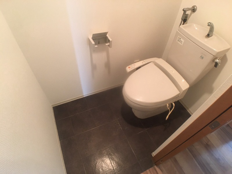 トイレ　こちらはトイレです。清潔感があり、安心して使用できます。
