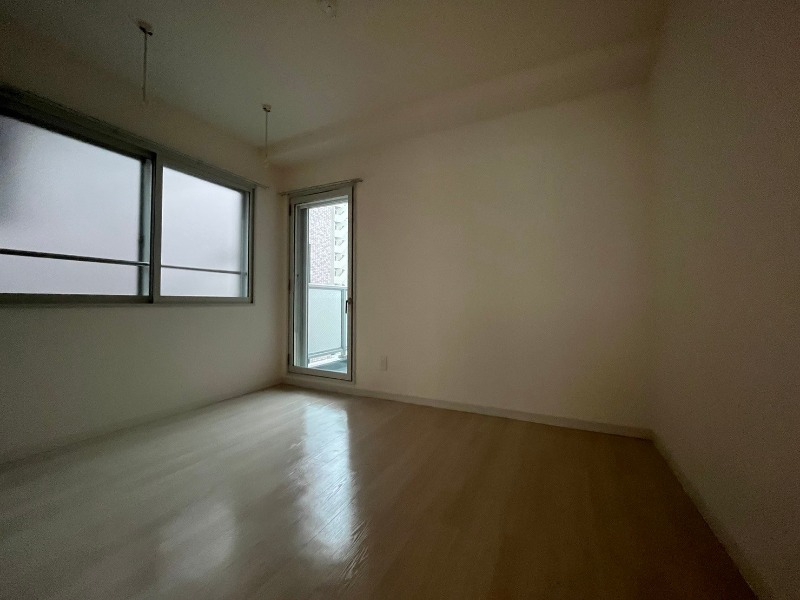 その他部屋・スペース　寝室はこちらです。光が差し込む、温かみのあるお部屋です。