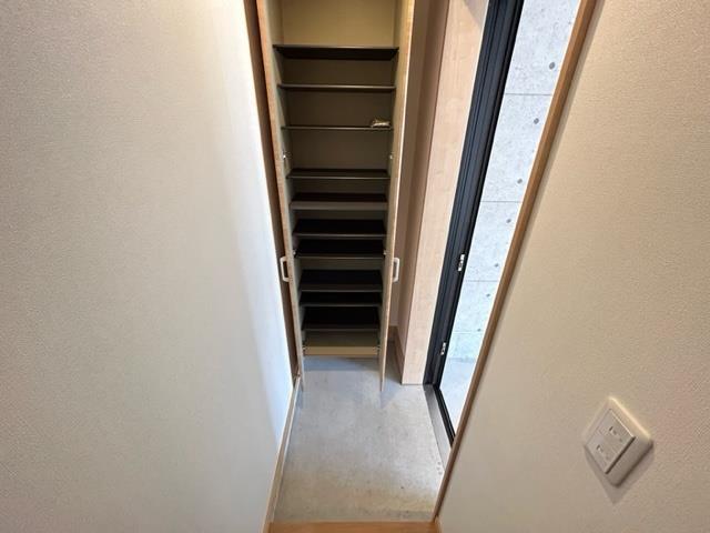 玄関　同タイプの別部屋の写真です