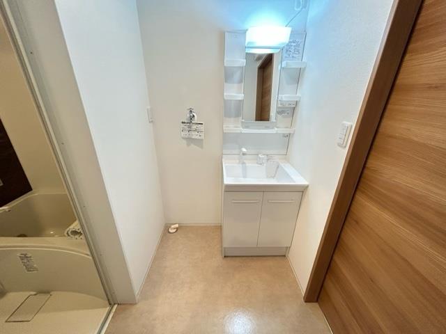 洗面設備　同タイプの別部屋の写真です