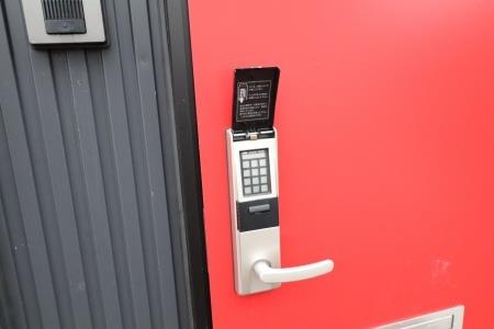 セキュリティ　シャッターの出入口。同タイプの別部屋の写真です。