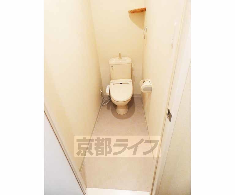 トイレ　ウォシュレット付き。
