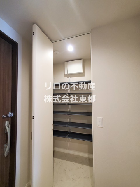 玄関　マルチシューズクロークで靴類もたっぷり収納♪