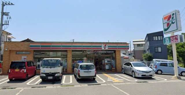 コンビニ　セブンイレブン（コンビニ）まで263m