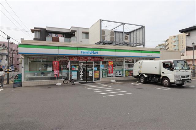 コンビニ　ファミリーマート（コンビニ）まで134m