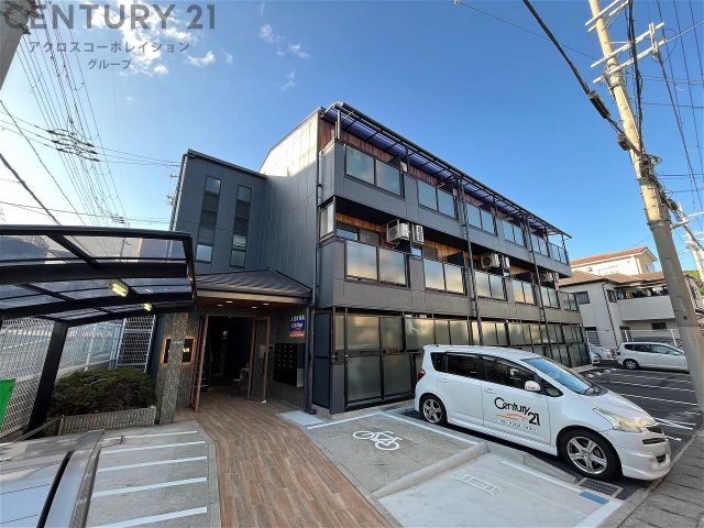 建物外観　オートロックで外部の人間が簡単に出入りできないため安心です。