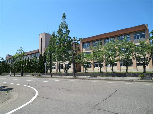 小学校　上越市小学校春日小学校（小学校）まで390m