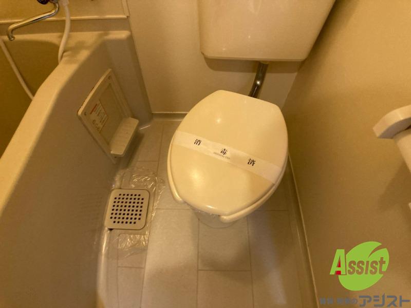 トイレ　ユニットバス内のトイレです。一人暮らしなら十分ですね。