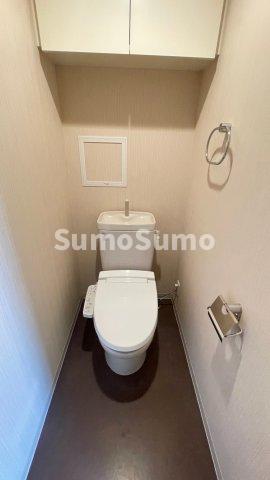 トイレ　落ち着いた色調のトイレです
