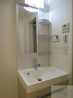 洗面設備　※同タイプの別のお部屋です。