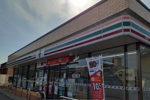 コンビニ　セブンイレブン燕中央通店（コンビニ）まで1000m