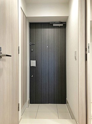 玄関　弊社は全物件が仲介手数料半月分+税でご紹介可能です。