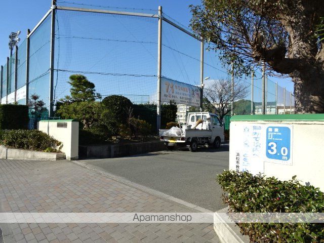 中学校　新津中学校（中学校）まで818m