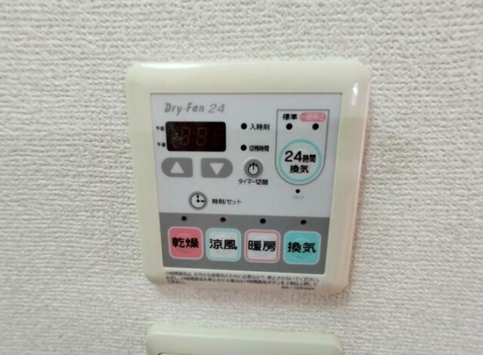 その他設備　浴室乾燥機　同物件の別部屋写真です。