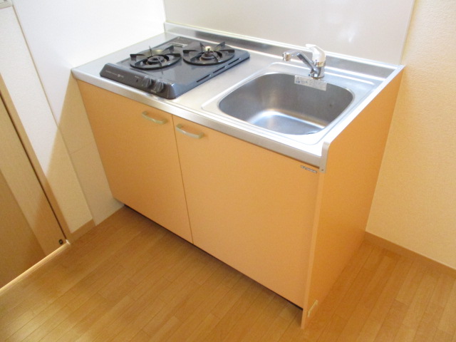 キッチン　同物件の別部屋写真です。