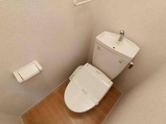 トイレ　同物件の別部屋写真です。
