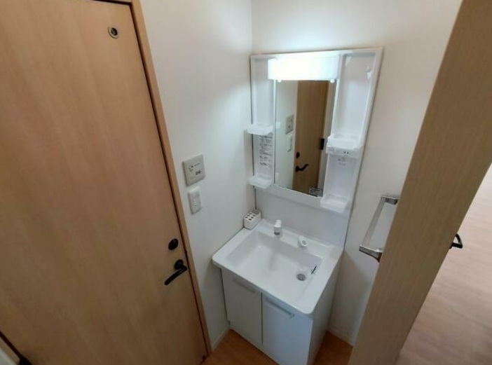 洗面設備　同物件の別部屋写真です。