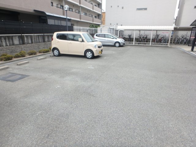 駐車場　駐車場に車を止められます