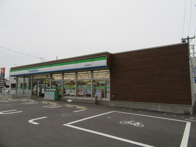 コンビニ　ファミリーマート（コンビニ）まで690m