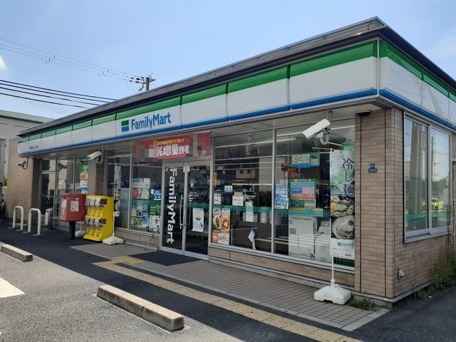 コンビニ　ファミリーマート様（コンビニ）まで400m