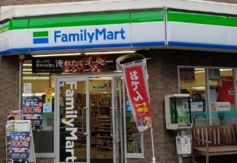 コンビニ　ファミリーマート田園調布本町店（コンビニ）まで217m