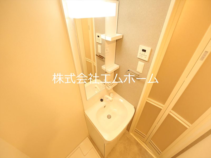 洗面設備　脱衣所　独立洗面台（シャンプードレッサー付）収納スペース有